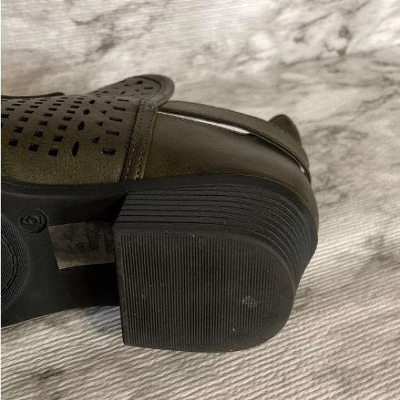 Mark and Maddux booties ,size 6. - Picture 5 of 8